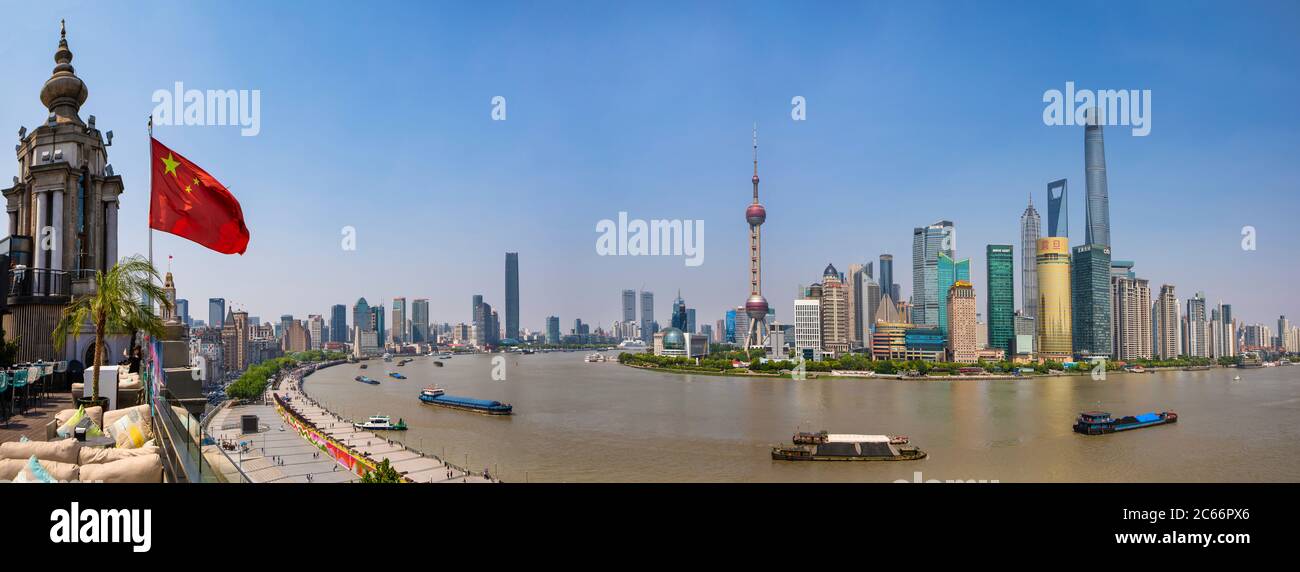 China, Shanghai City, The Bund, Huangpu River, Pudong District, Jin Mao Building, World Financial Center und Shanghai Tower, Panorama Stockfoto