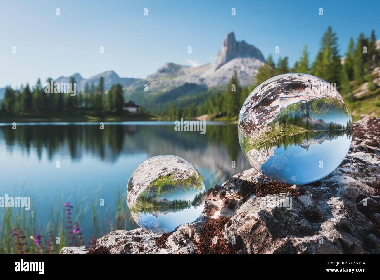 Spielen mit Kristallkugeln am Federasee im Sommer, im Hintergrund das Becco di Mezzodi, Dolomiten, Cortina d'Ampezzo, Belluno, Venetien, Italien Stockfoto