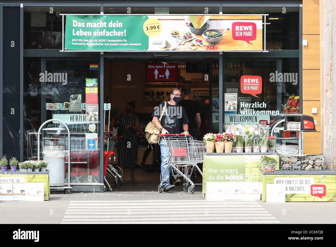 Berlin, Deutschland. Juli 2020. Ein Mann mit Gesichtsmaske verlässt einen Supermarkt in Berlin, Hauptstadt von Deutschland, 7. Juli 2020. Bundeskanzlerin Angela Merkel lehnt die Idee ab, sich von der Pflicht zur Gesichtsmaske in den Geschäften des Landes zu entfernen, sagte Regierungssprecher Steffen Seibert hier am Montag. Quelle: Shan Yuqi/Xinhua/Alamy Live News Stockfoto