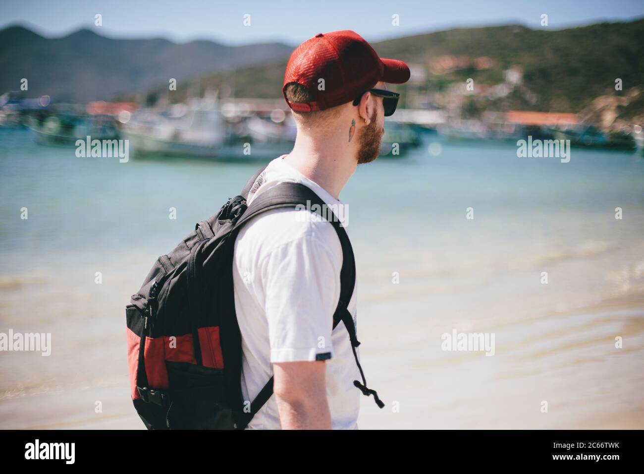 Junge weiß blonde Tourist guy in einem brasilianischen Strand Stockfoto