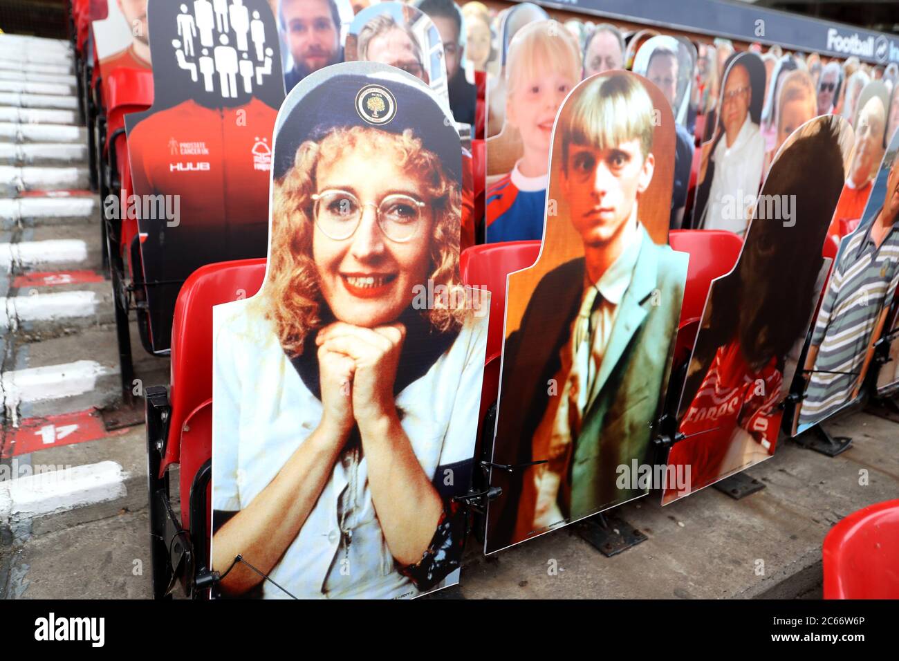 Eine allgemeine Ansicht der Pappe Ausschnitte von Fans in den Ständen einschließlich der Office-Charakter Gareth Keenan (rechts) vor dem Sky Bet Championship Spiel auf dem City Ground, Nottingham. Stockfoto
