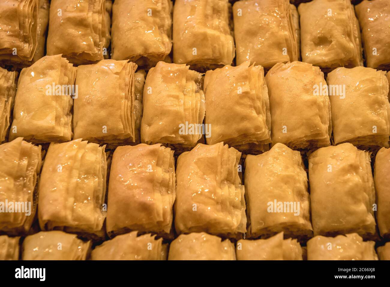 Stücke von süßen Dessert genannt Baklava in libanesischen Patisserie Stockfoto
