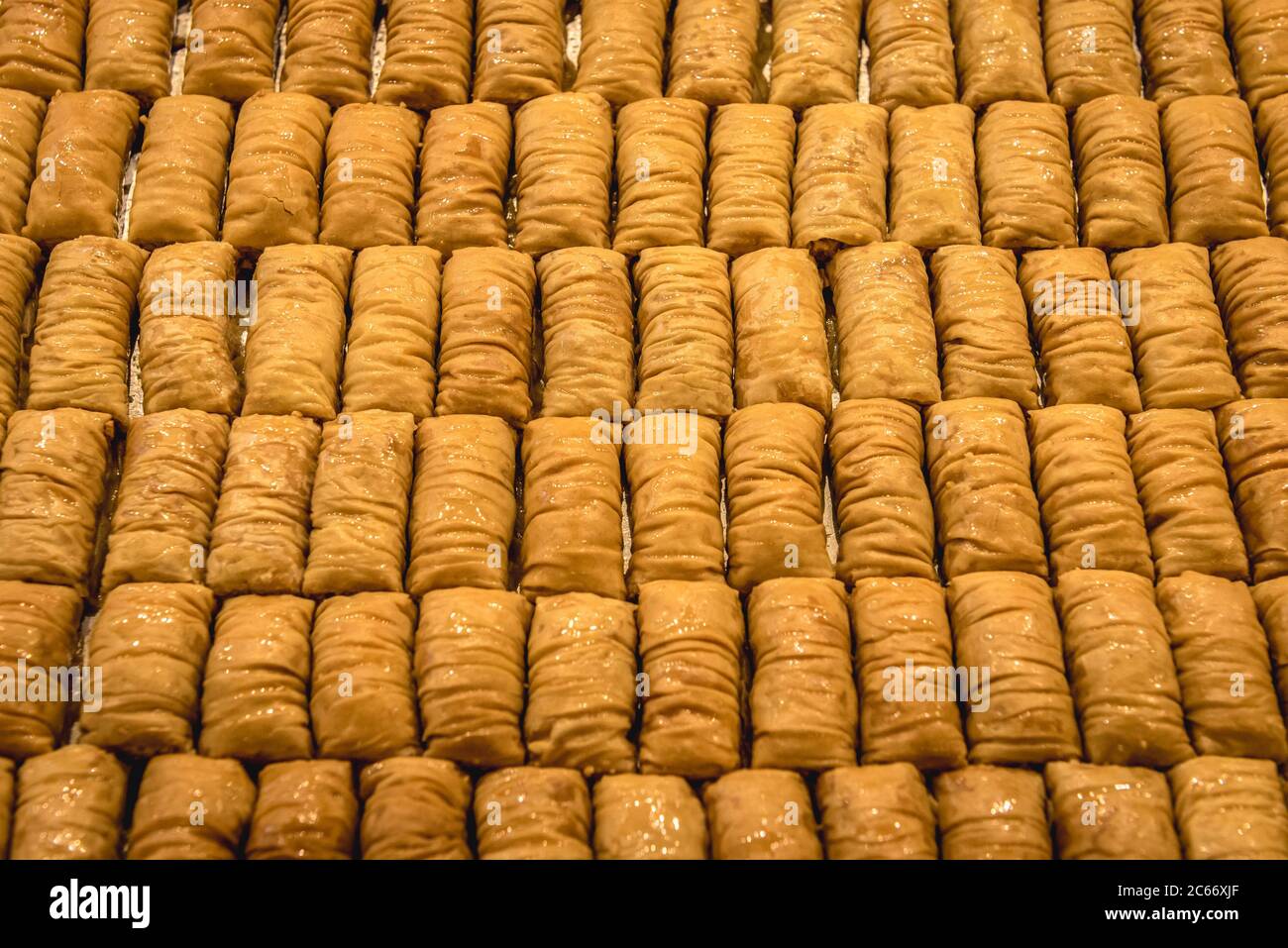 Stücke von süßen Dessert genannt Baklava in libanesischen Patisserie Stockfoto