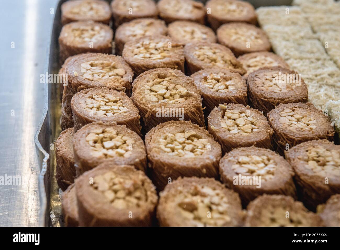 Nahaufnahme von arabischen Süßigkeiten in libanesischer Patisserie Stockfoto