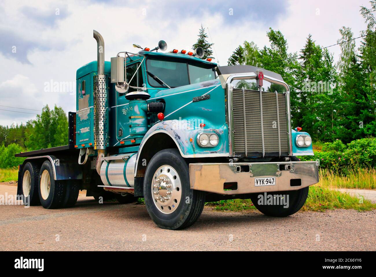 Classic Kenworth W900 Sattelschlepper auf Oldtimer-Truck-Veranstaltung von der Vintage Truck Association of Finland organisiert. Lahnajärvi, Finnland. Juli 2020. Stockfoto
