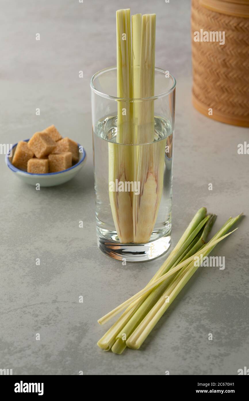 Trinkglas mit frischem, kaltem, gesundem Zitronengraswasser Stockfoto