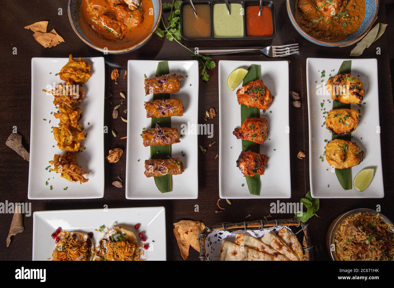 Auswahl an Gerichten aus traditioneller indischer Küche. Draufsicht Stockfoto