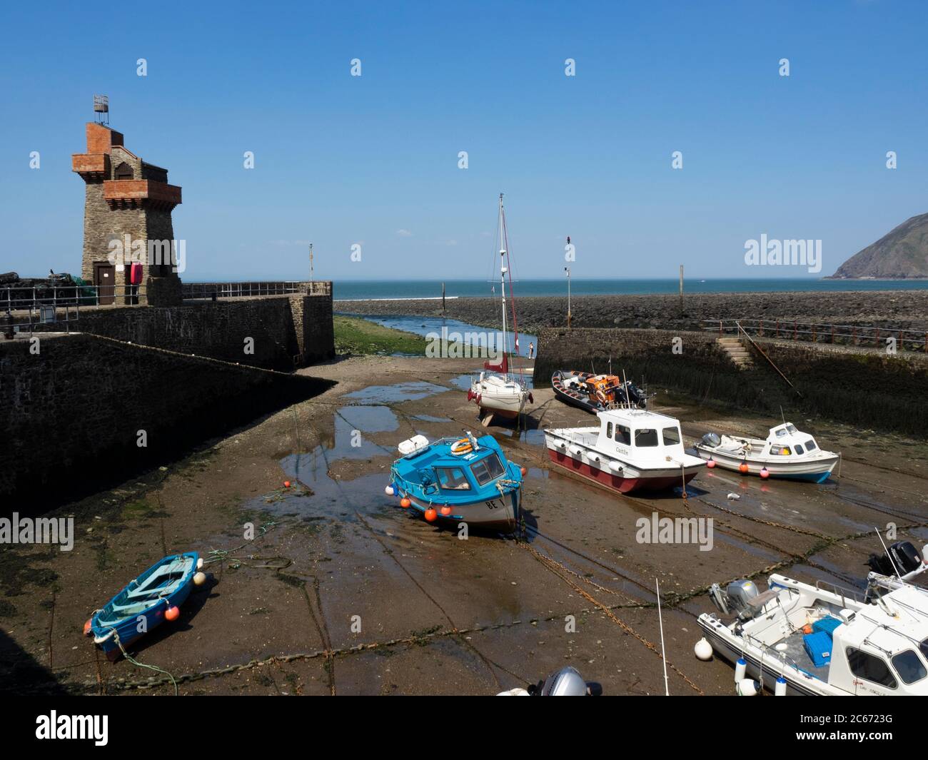 Rheinischer Turm und Hafen bei Ebbe, Lynmouth, Exmoor, Devon, Großbritannien Stockfoto