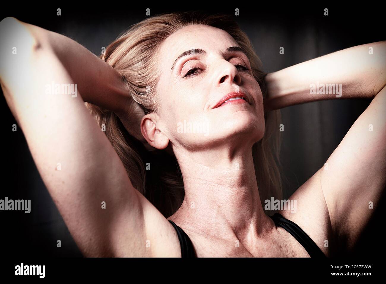 Schönheit reife Frau auf dunklem Hintergrund Stockfoto