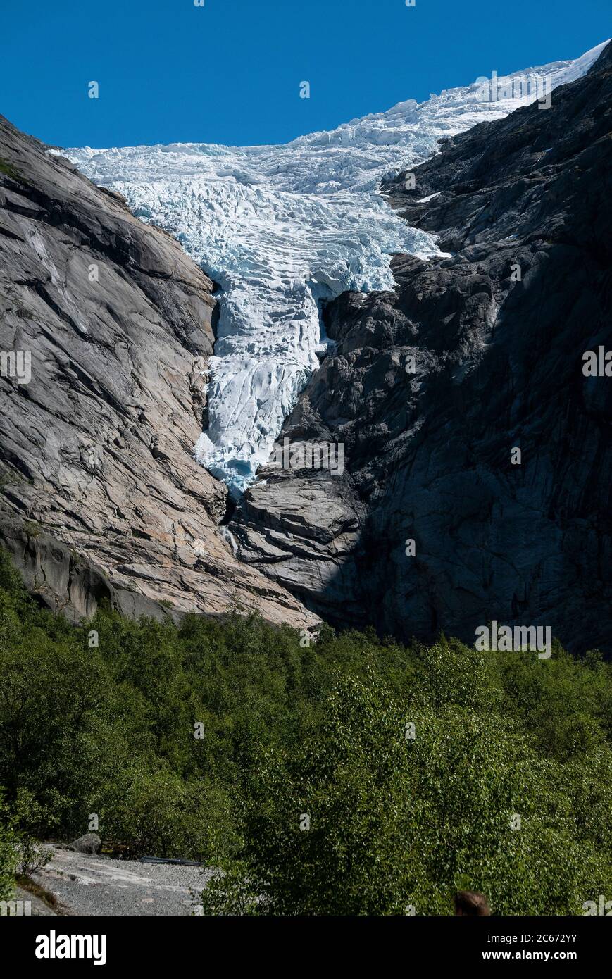 Briksdalsbreen/Briksdal Gletscher, Nordfjord, Norwegen (Juli 2020) ist ein Zweig des Jostedalsbreen. Im letzten Winter fiel 7 Meter Schnee darauf Stockfoto