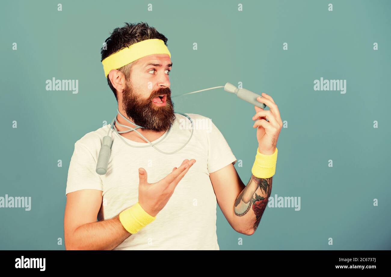 Blick auf den. führen die gesunden Lebensstil. Sport Shop Ausrüstung. im Sommer. Man bärtige Athlet halten Sie seilspringen. motivation Konzept. reife Sportler. Fitness Instructor üben in der Turnhalle. Stockfoto