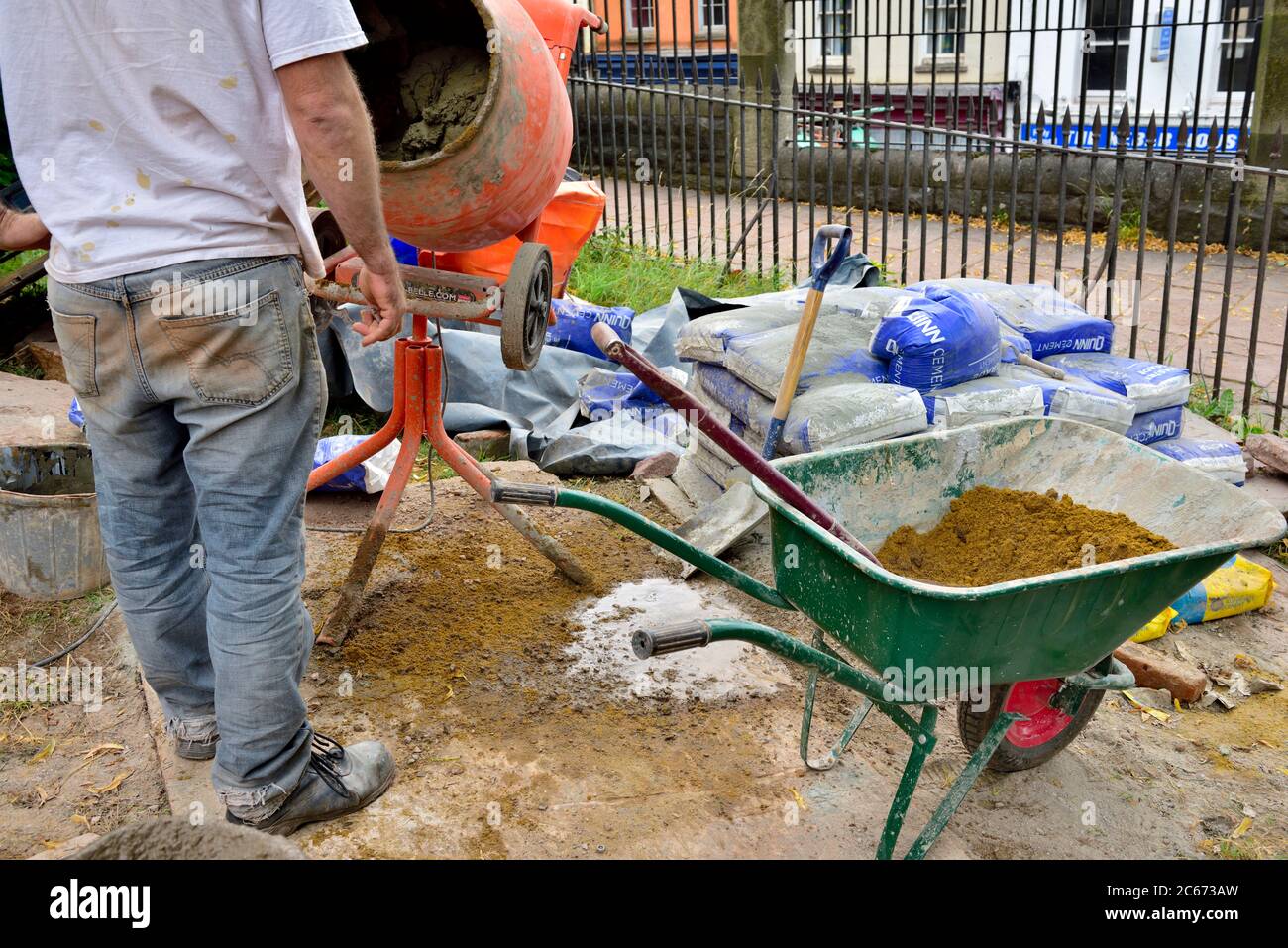 Baumeister mit Zementmischer, UK Stockfoto