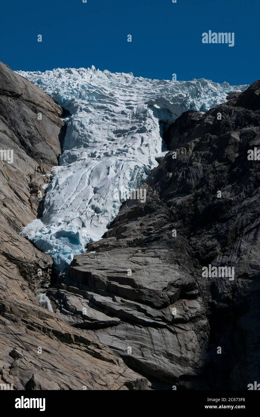 Briksdalsbreen/Briksdal Gletscher, Nordfjord, Norwegen (Juli 2020) ist ein Zweig des Jostedalsbreen. Im letzten Winter fiel 7 Meter Schnee darauf Stockfoto