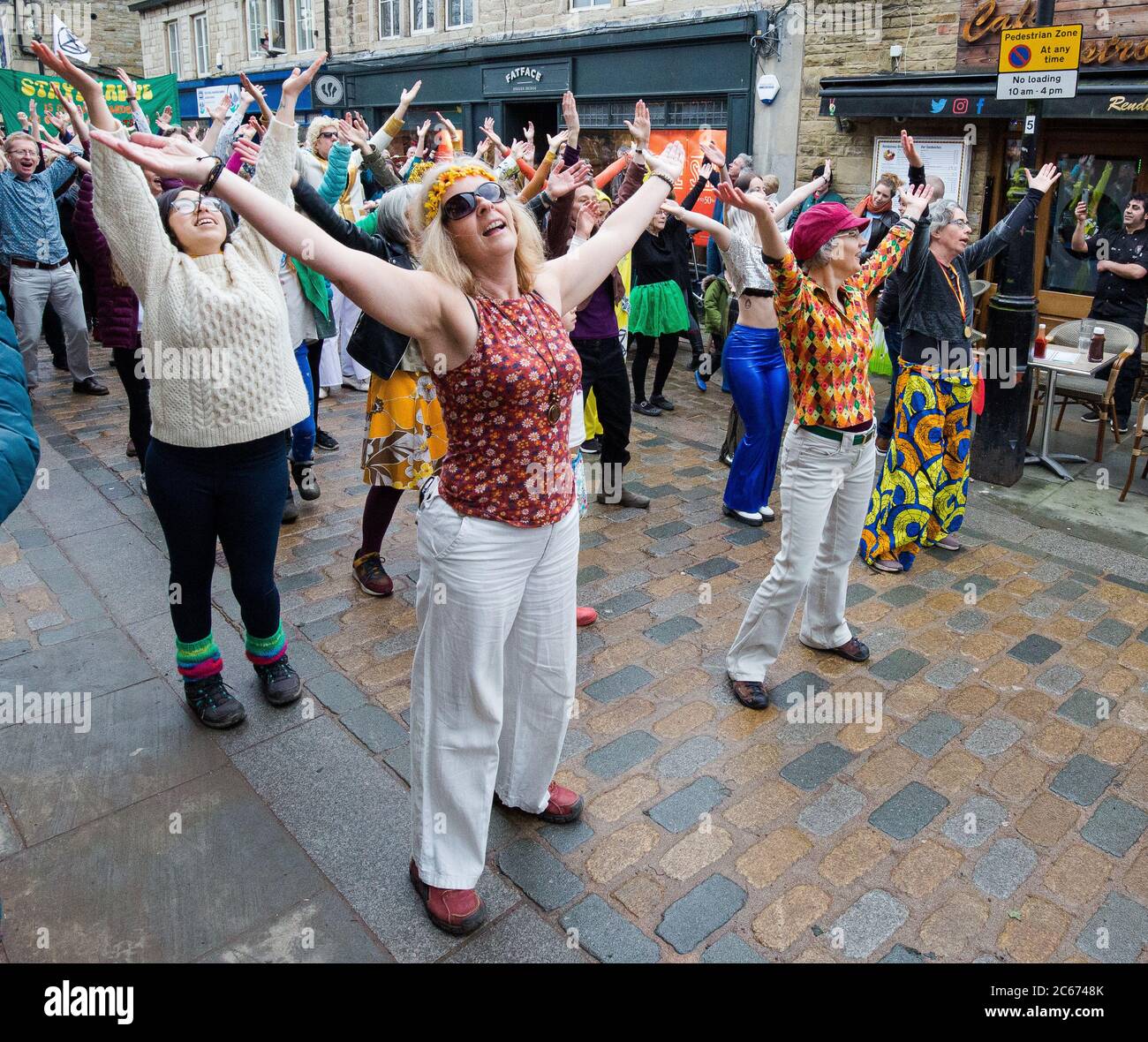 Extinction Rebellion Flash Mob in Hebden Bridge West Yorkshire führen Stayin' Alive im Stadtzentrum vor Stockfoto