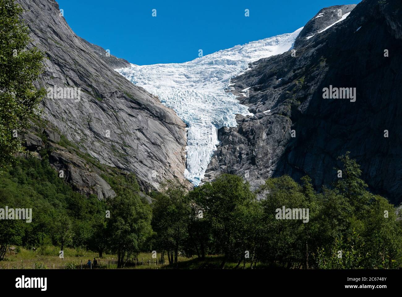 Briksdalsbreen/Briksdal Gletscher, Nordfjord, Norwegen (Juli 2020) ist ein Zweig des Jostedalsbreen. Im letzten Winter fiel 7 Meter Schnee darauf Stockfoto