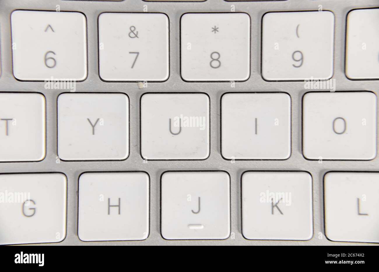 Moderne Aluminium-Computer-Tastatur auf transparentem Hintergrund Stockfoto
