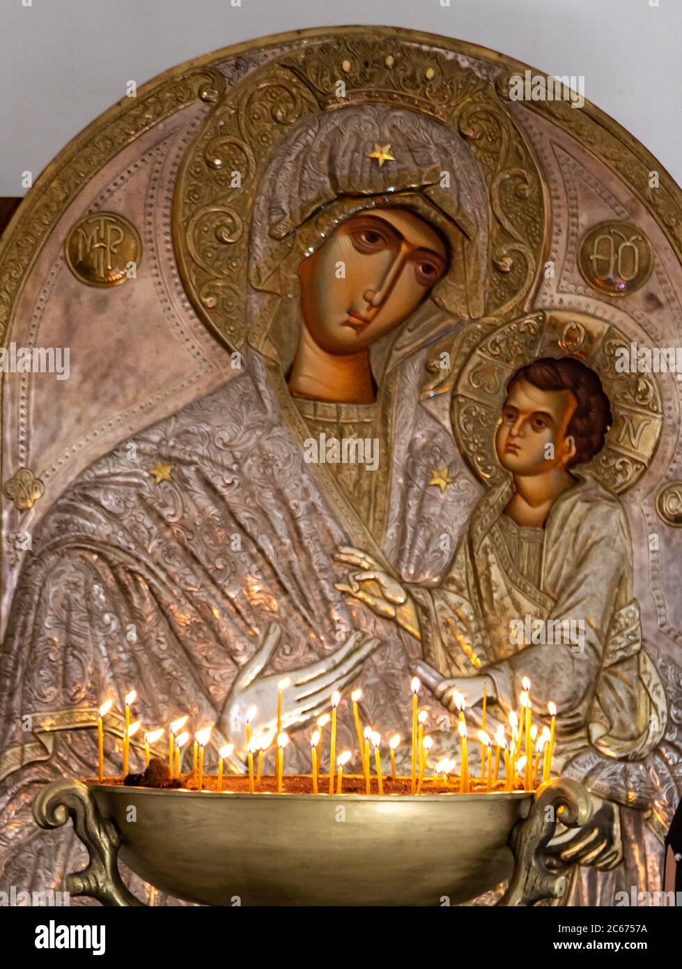 Das Kloster von St.Nino in Bodbe ist georgisch-orthodox. Innen von alten goldenen Ikone von Maria und Jesus mit Votivkerzen vor. Sehr spirituell Stockfoto
