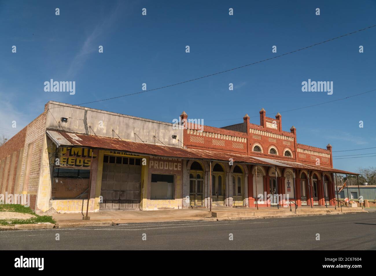 Historische S.T. Schaefer Gebäude in Schulenburg, Texas, wo die örtliche Zeitung, der Schulenburg Stickler, untergebracht ist. Stockfoto