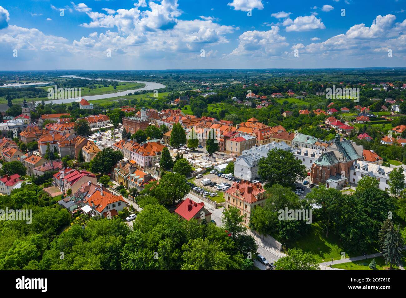 Sandomierz, Polen. Luftaufnahme der mittelalterlichen Altstadt mit Rathausturm, gotischer Kathedrale. Stockfoto