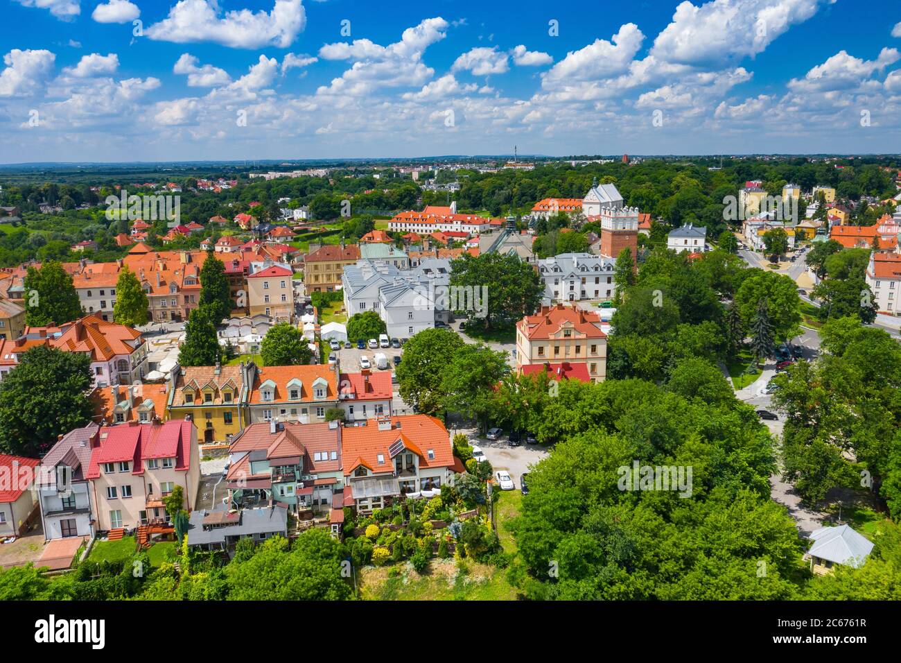 Sandomierz, Polen. Luftaufnahme der mittelalterlichen Altstadt mit Rathausturm, gotischer Kathedrale. Stockfoto