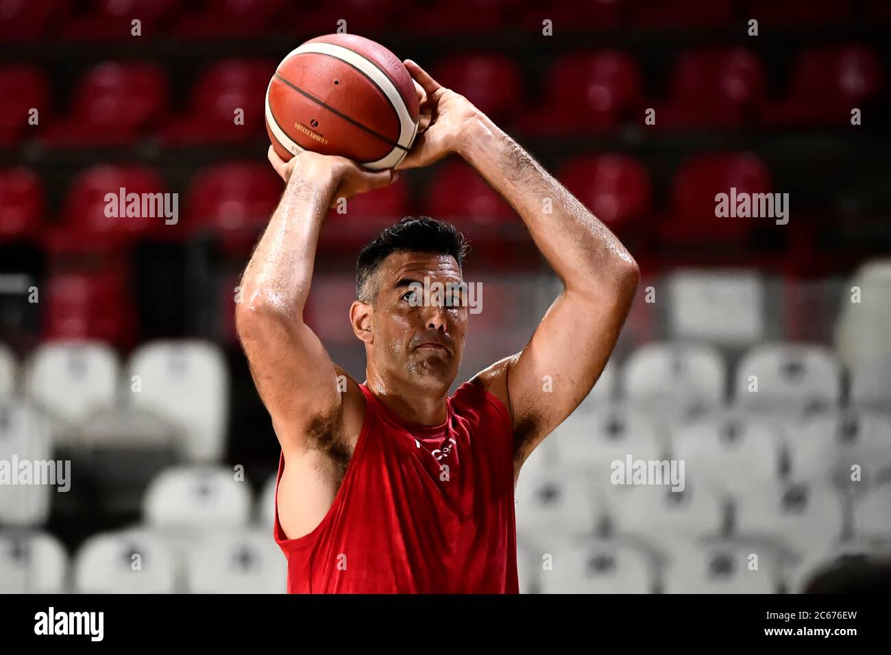 Varese, Italien. Juli 2020. Argentinier Luis Scola von Pallacanestro Varese beim ersten Training in seinem neuen italienischen Legabasket Serie A Team in der Enerxenia Arena. Kredit: SOPA Images Limited/Alamy Live Nachrichten Stockfoto