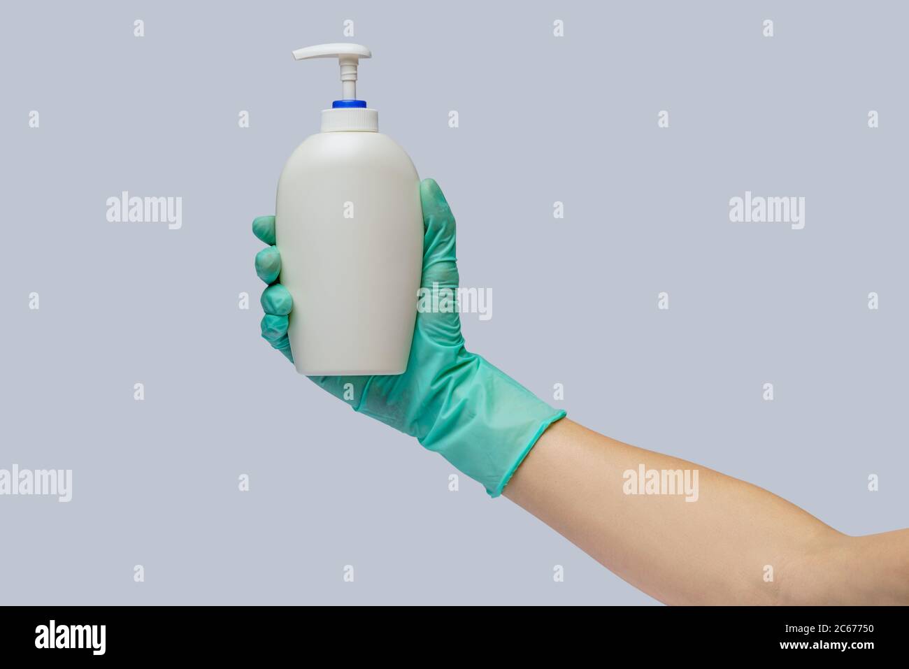 Weibliche Hand in Latex-Gummihandschuh und Hand Desinfektionsmittel oder Flüssigseife Spender über hellgrauem Hintergrund Stockfoto