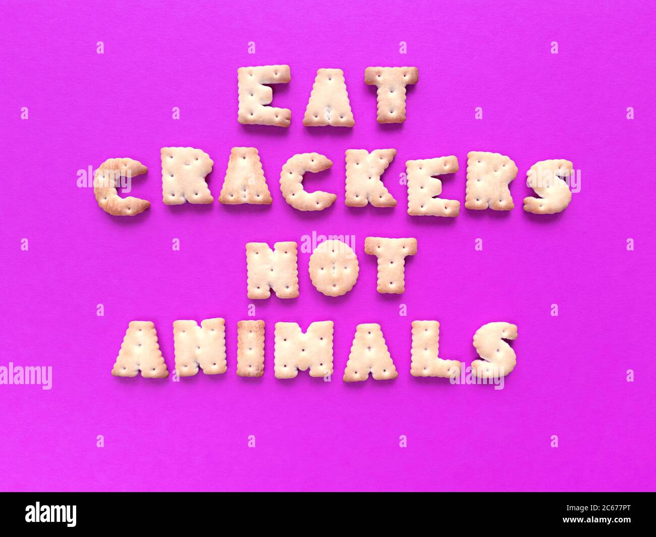 Essen Cracker, nicht Tiere. Food Typografie auf rosa Hintergrund. Veganes Konzept. Stock Foto. Stockfoto