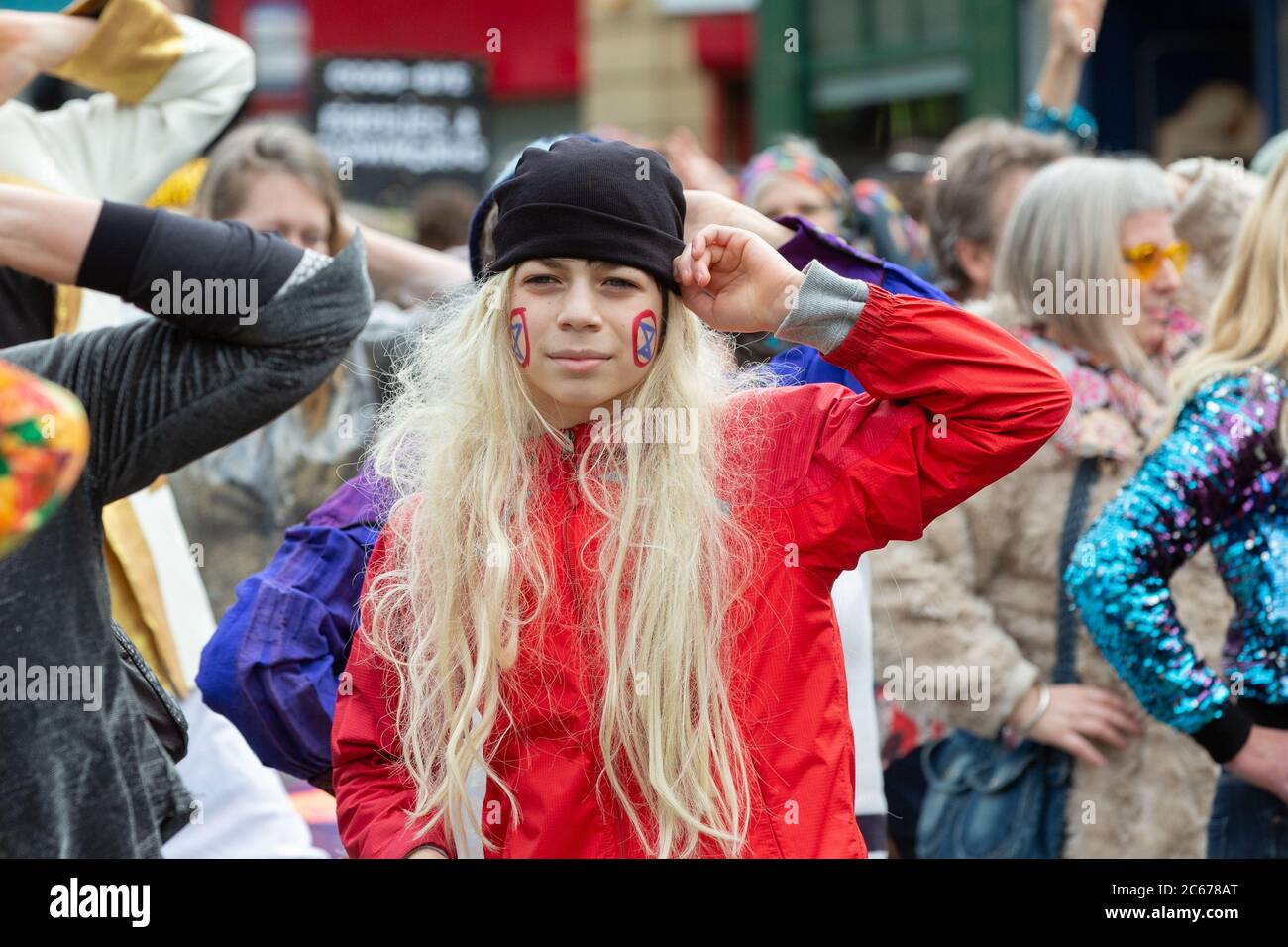 Extinction Rebellion Flash Mob in Hebden Bridge West Yorkshire führen Stayin' Alive im Stadtzentrum vor Stockfoto