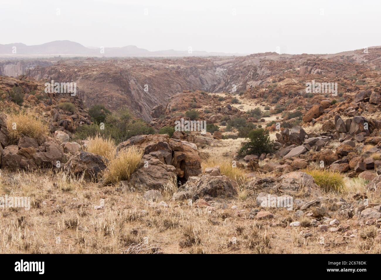 Die schroffe und desolate Landschaft des Augrabies National Park, Südafrika, mit nur einem Teil der Orange River Gorge im Hintergrund sichtbar Stockfoto