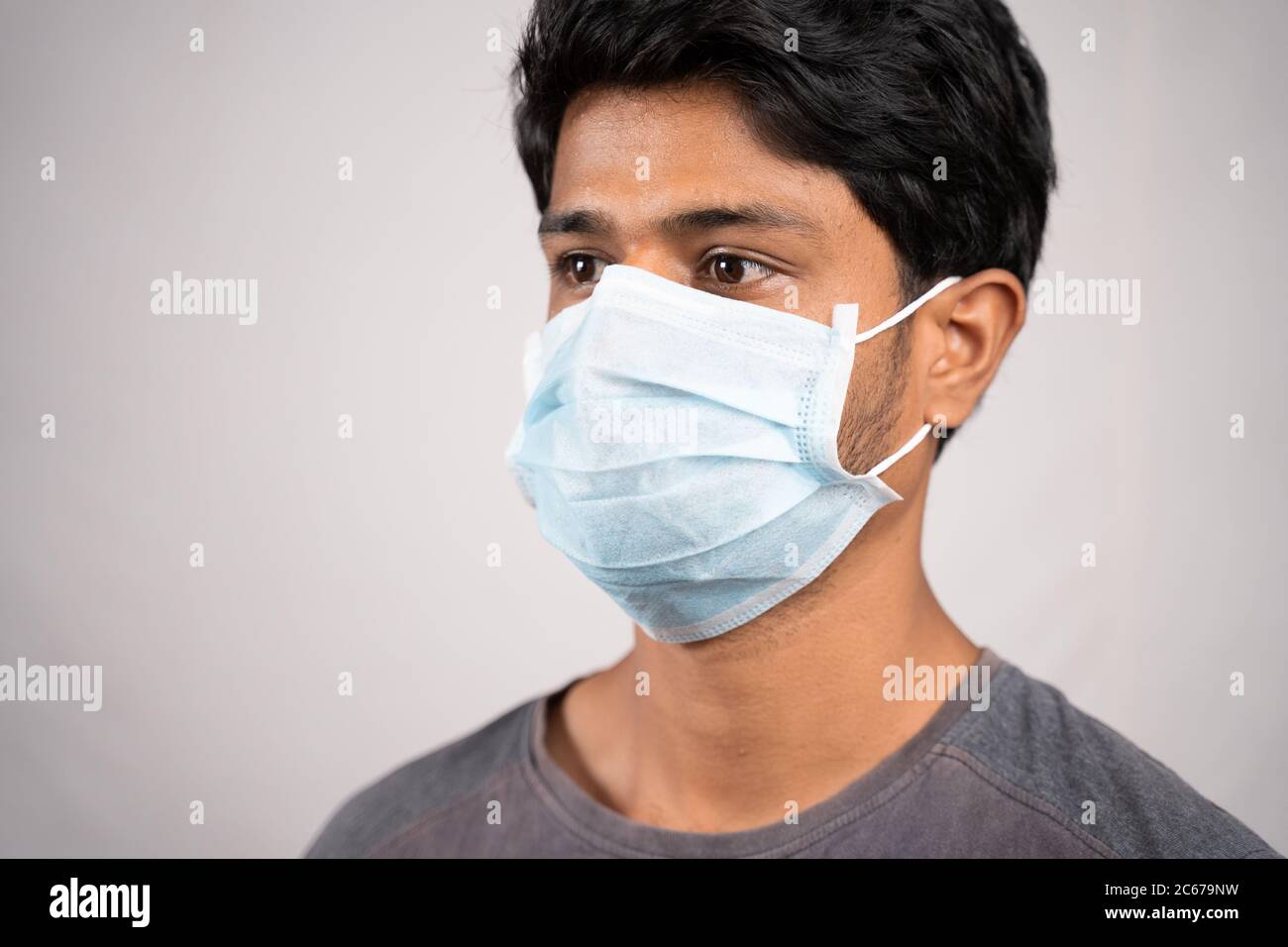 Junger Mann richtig bedeckt Nase und Mund mit Gesichtsmaske - Bewusstsein und Sicherheitskonzept, um Maske richtig zu Ware, um vor Coronavirus oder covid-19 zu schützen Stockfoto