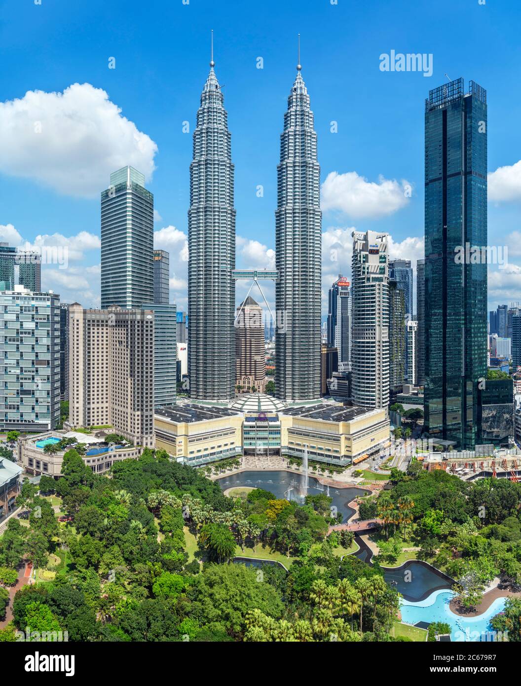 Petronas Twin Towers und Skyline in der Innenstadt mit KLCC Park im Vordergrund, Kuala Lumpur, Malaysia Stockfoto