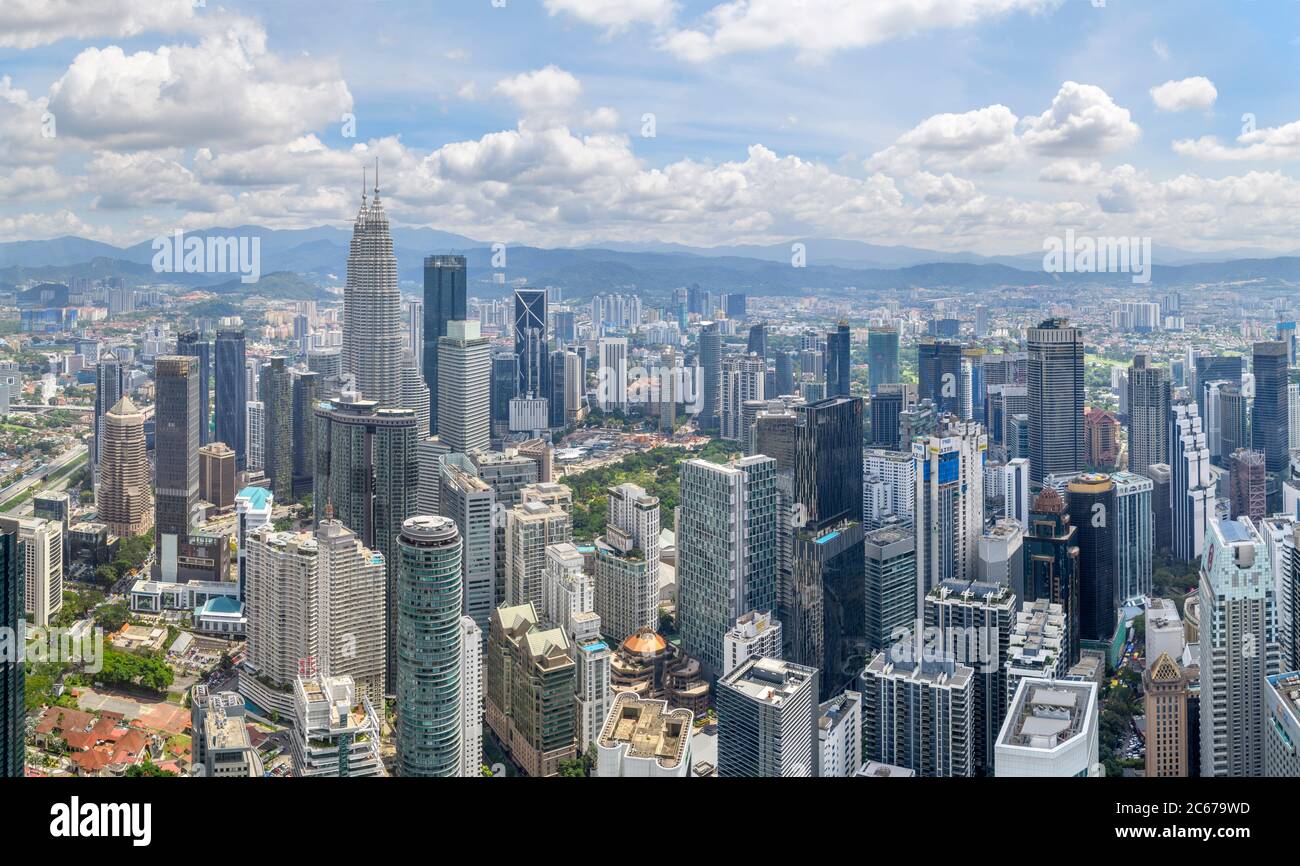 Skyline von Kuala Lumpur. Blick über die Innenstadt vom KL Tower (Menara Kuala Lumpur) mit Blick auf Petronas Twin Towers, Kuala Lumpur, Malaysia Stockfoto
