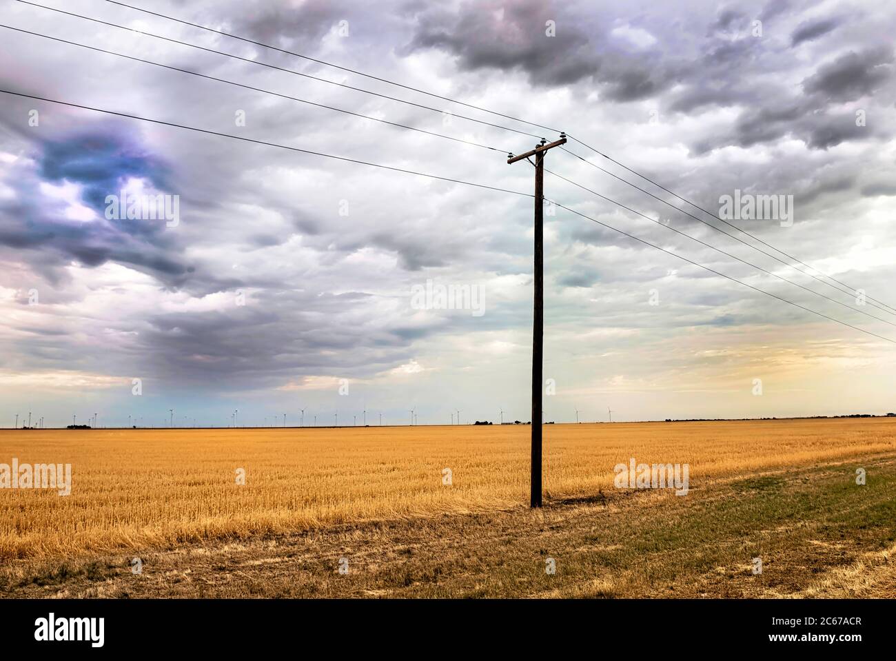 Surreale West Texas Ackerland vor einem großen Sturm. Stockfoto