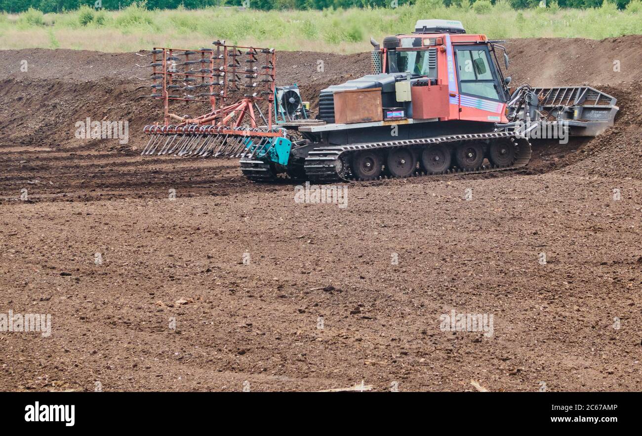 Gifhorn, 15. Mai 2020: Große Maschine zum Schneiden, Lösen und Zusammenschieben des Torf nach dem Trocknen des Torfbodens Stockfoto