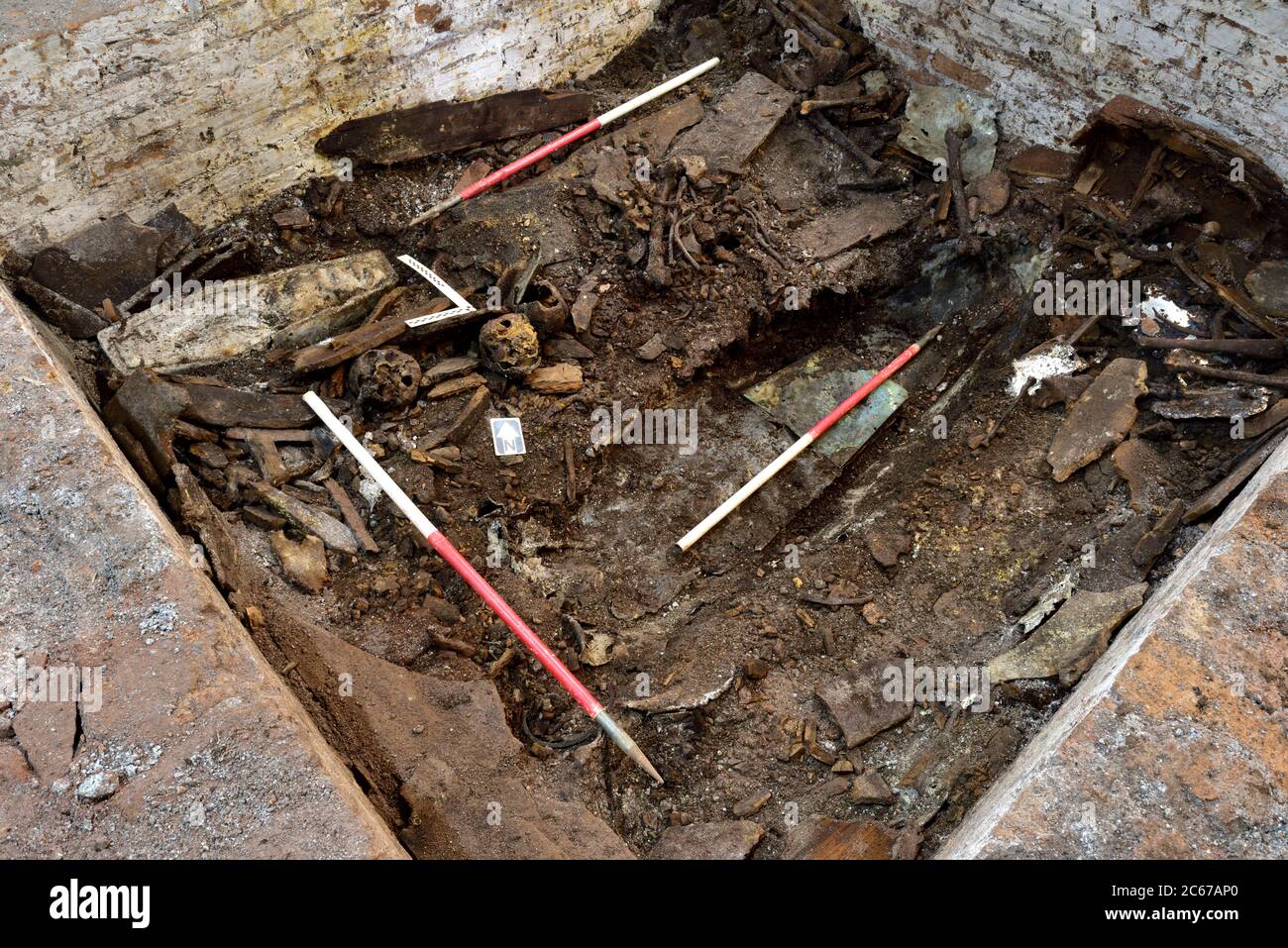 Archäologische Aufnahme des Grabes in der Krypta der Bristol Kirche in Restaurierung und Erhaltung. Gräber von 1740 bis Ende 1800 St. Michael auf t Stockfoto