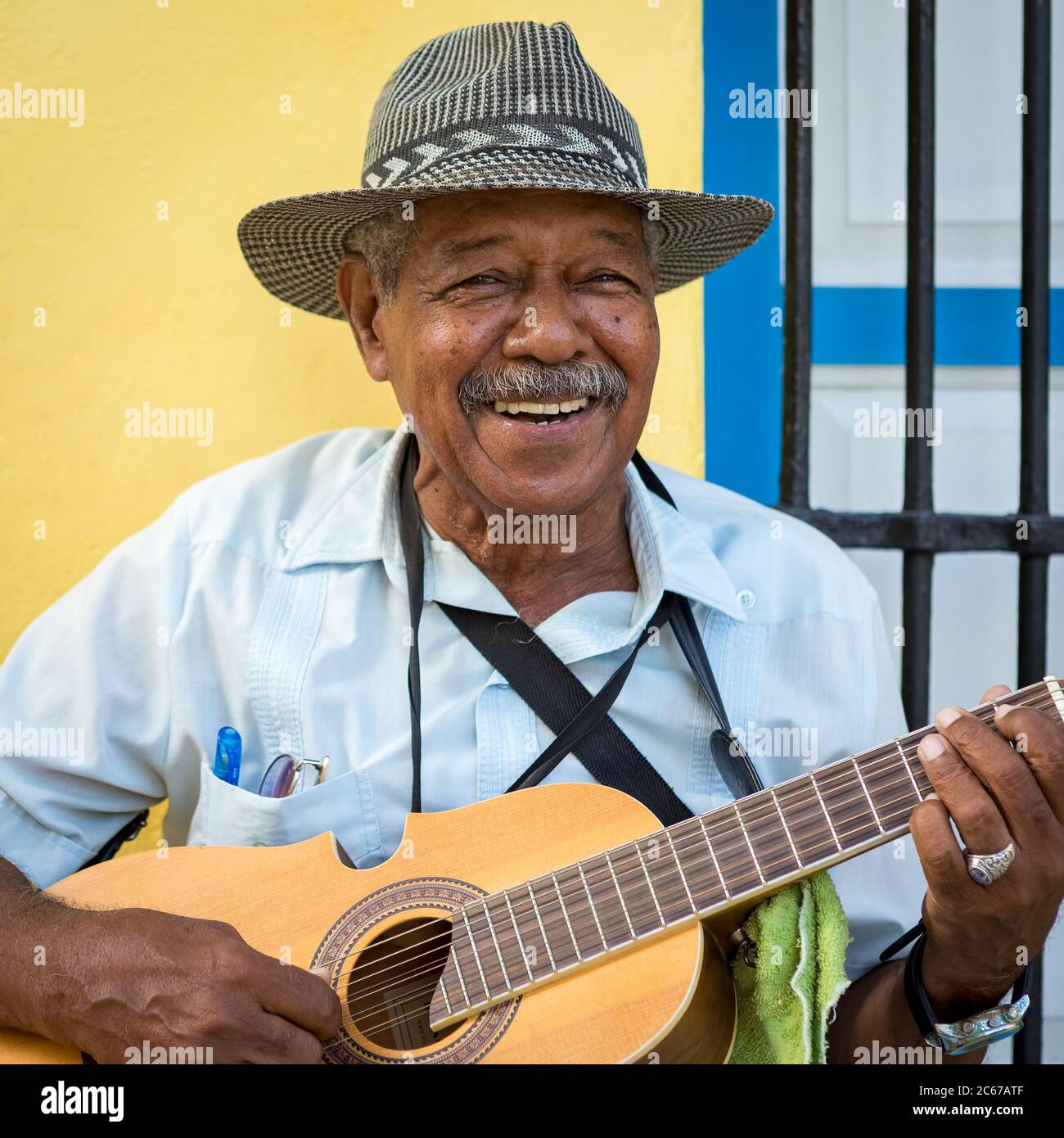 Älterer Mann, der in der Altstadt von Havanna traditionelle kubanische Musik spielt Stockfoto