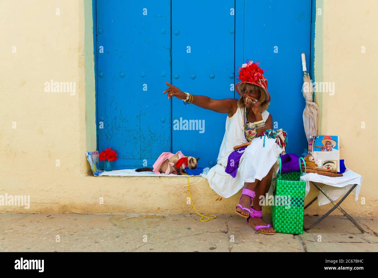 Ältere Frau, die in der Altstadt von Havanna eine kubanische Zigarre raucht Stockfoto