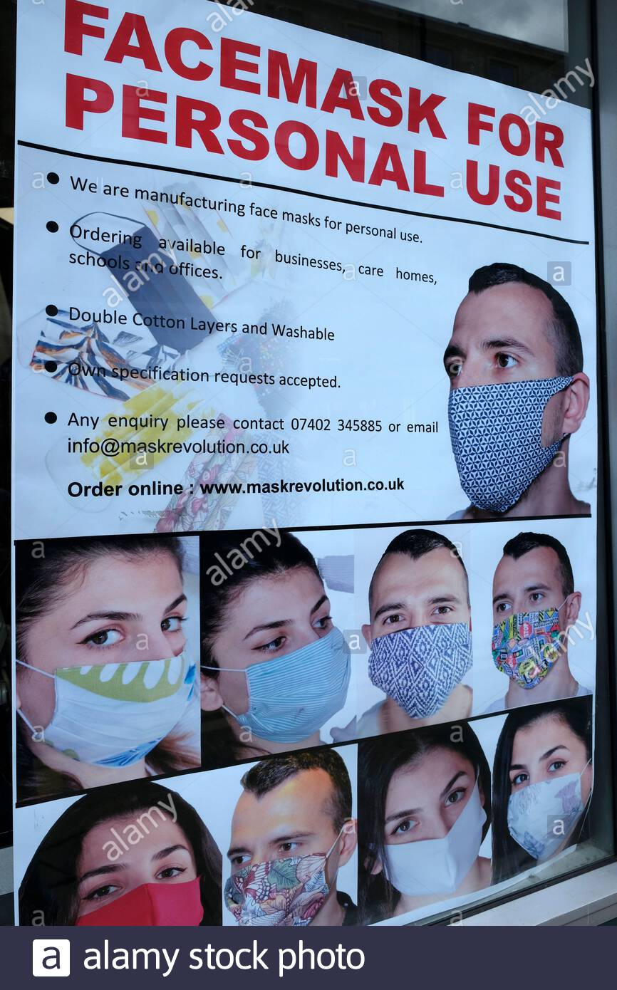 Schaufensterposter, Gesichtsmasken zum Verkauf als Reaktion auf die Coronavirus-Pandemie Covid-19 Stockfoto