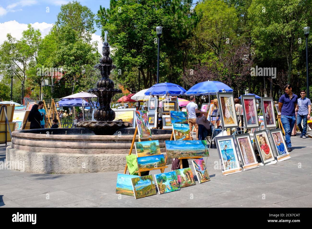 Der berühmte Samstagabend-Basar im Viertel San Angel, der Gemälde und traditionelle Kunstwerke verkauft Stockfoto