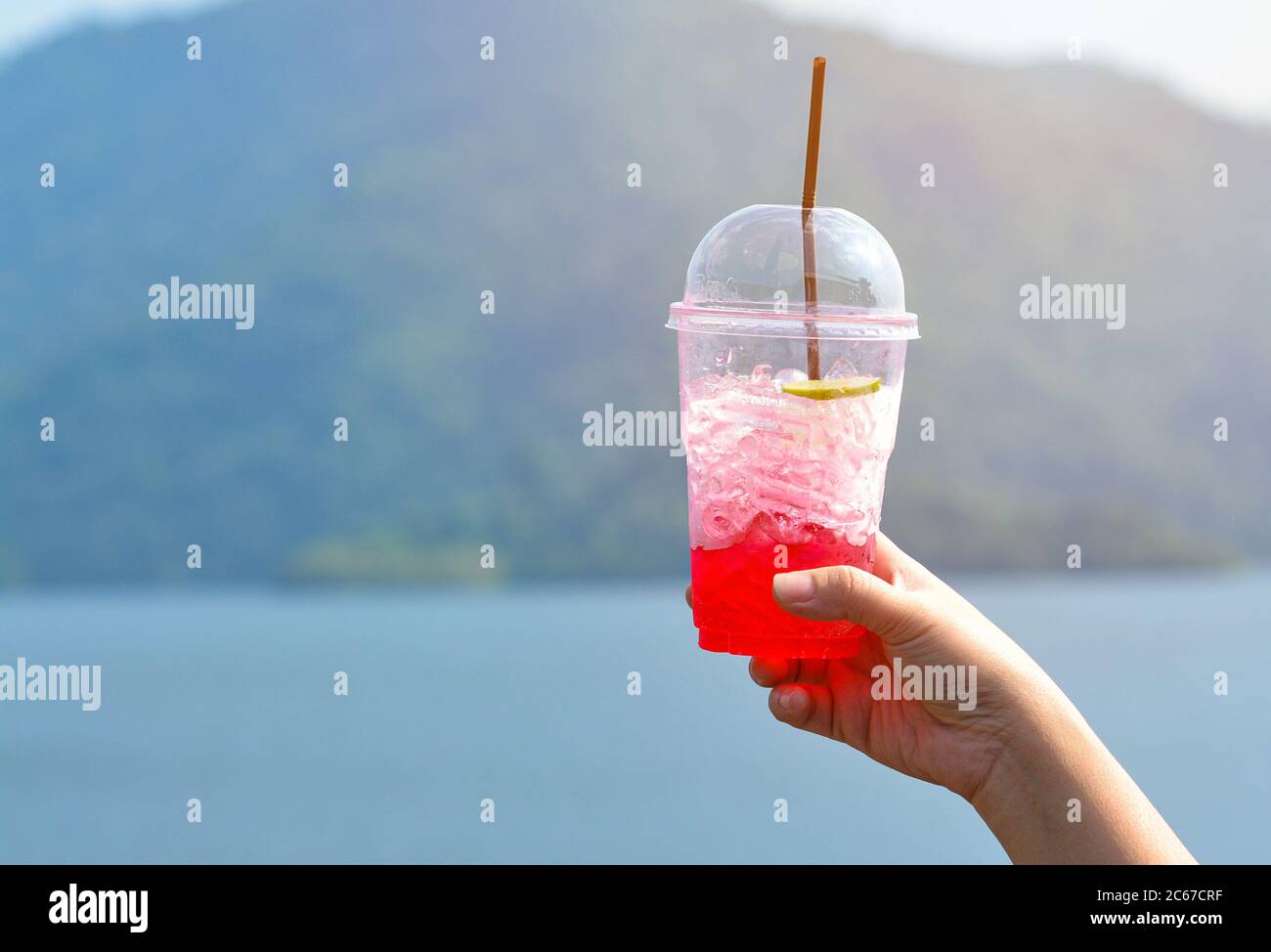 Eine Tasse eisgekühlte rote Limonade. Stockfoto