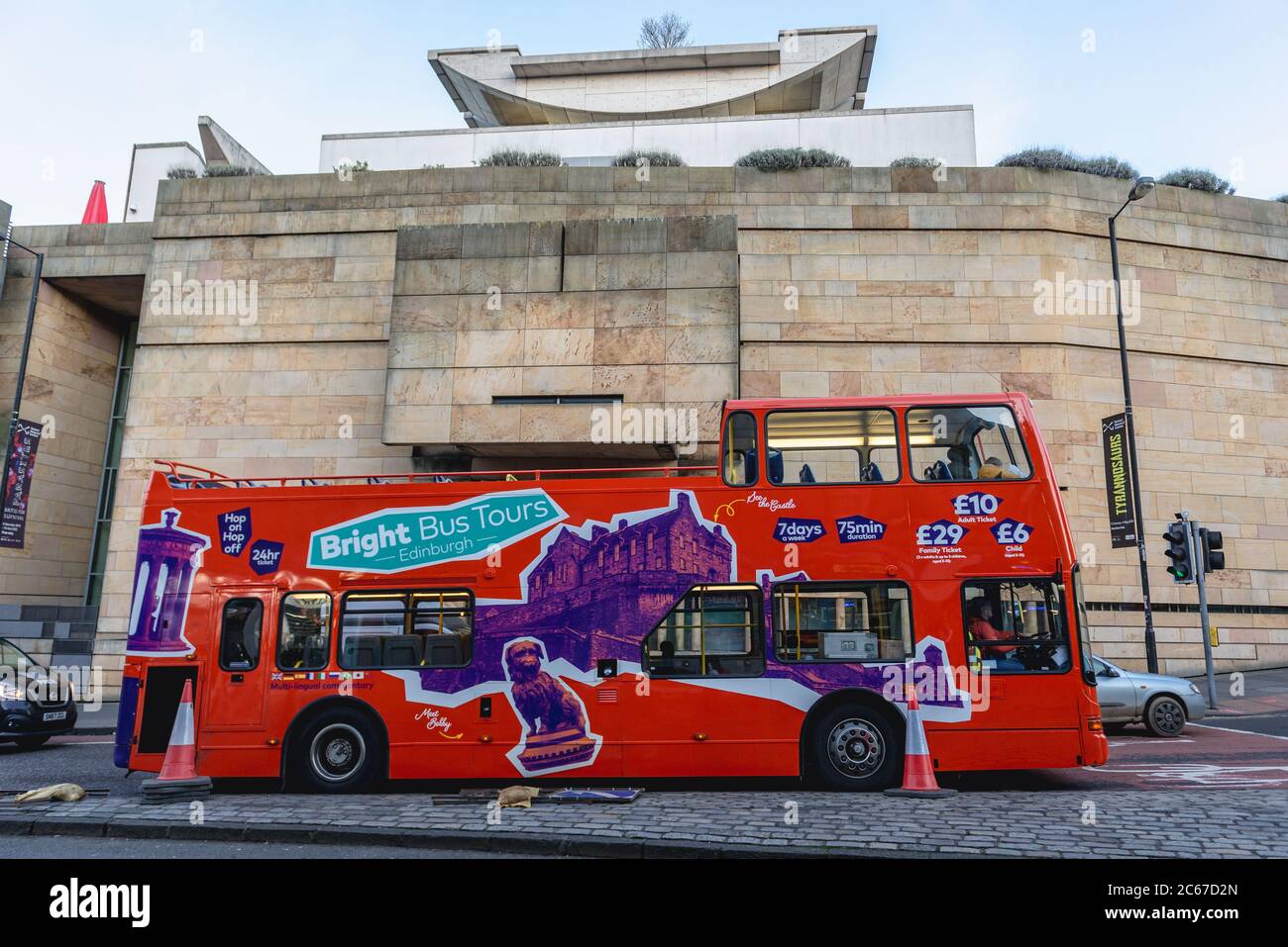 Bright Bus Tours vor dem National Museum of Scotland Edinburgh, der Hauptstadt von Schottland, Teil von Großbritannien Stockfoto