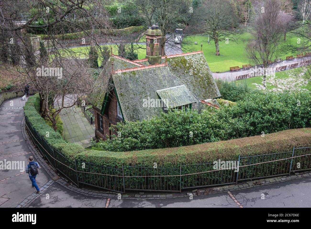 Head Gardeners Cottage auch bekannt als Great Aunt Lizzies Haus im öffentlichen Park Princes Street Gardens in Edinburgh, der Hauptstadt von Schottland, Teil von Großbritannien Stockfoto
