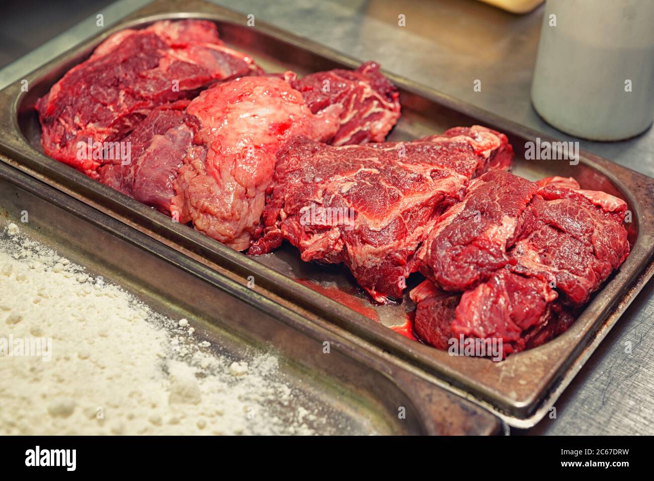 Rohe Kalbsbacken bereit zum Braten, kommerzielle Küche, getönte Stockfoto