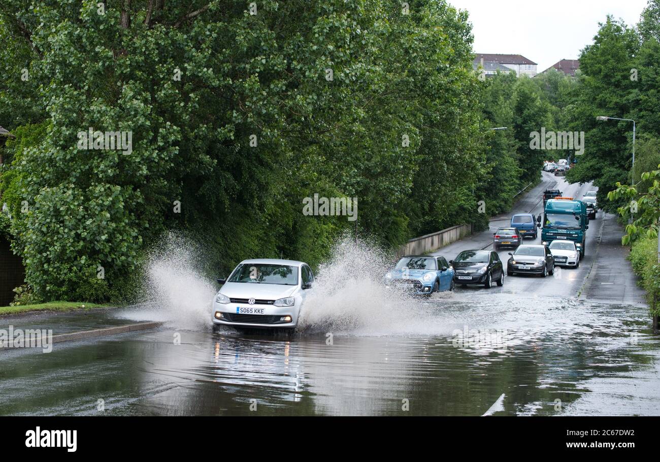 Eine Warteschlange von Autos, die auf der Cowal Road Glasgow, Schottland, überschwemmt werden. Stockfoto