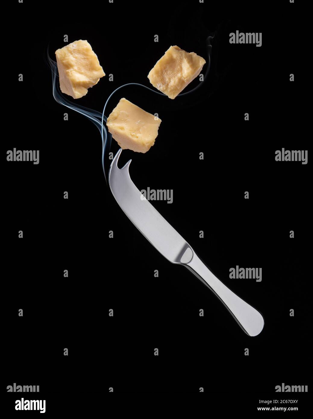 Englischer Cheddar mit einem Käsemesser Stockfoto