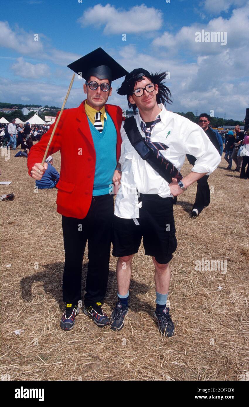 Schullehrer für Fancy Dress beim Glastonbury Festival 2000, Worthy Farm Somerset, England, Vereinigtes Königreich. Stockfoto