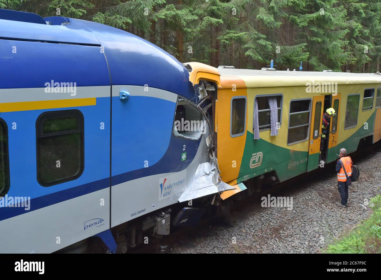 Das Foto zeigt die Szene des Eisenbahnunglücks in der Nähe des Dorfes Pernink in der Region Karlovy Vary, Westtschechien, Dienstag, 7. Juli 2020. Stockfoto
