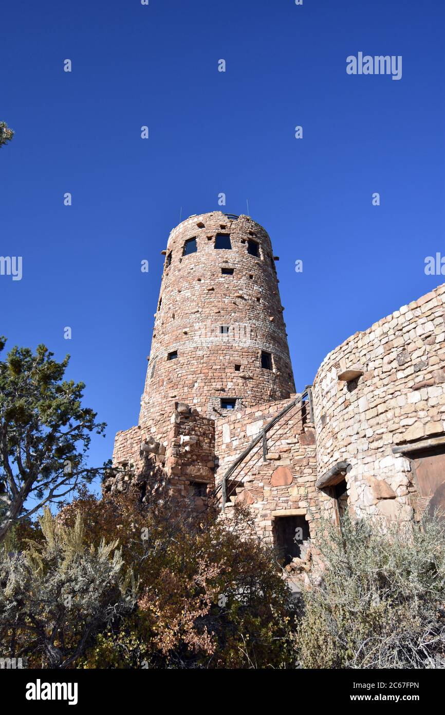 Desert View Wachturm am Südrand des Grand Canyon entworfen von Mary Coulter. Ahnenpuebloan im Stil. Wüstengrün und klarer blauer Himmel. Stockfoto