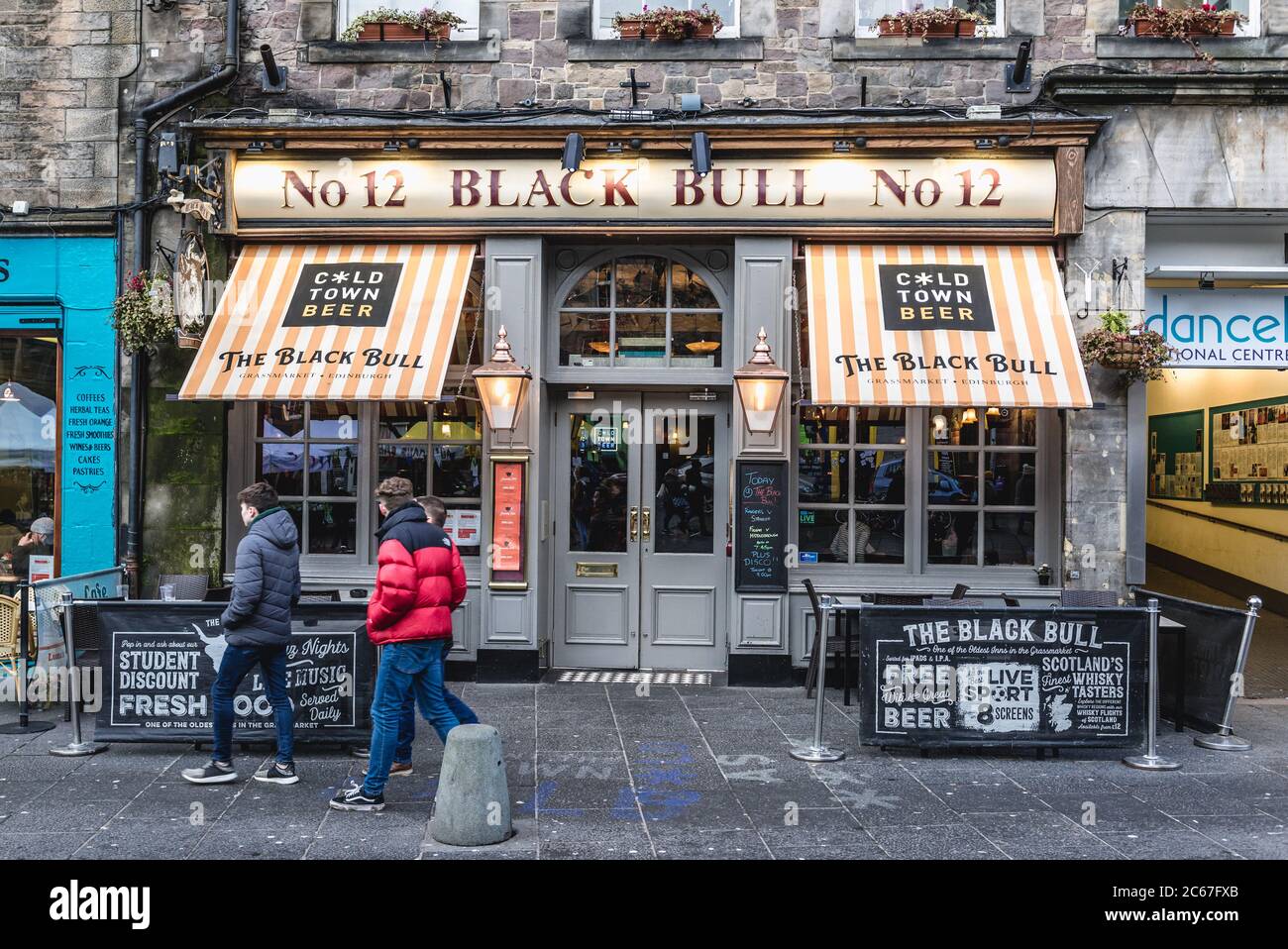 The Black Bull Pub in Grassmarket in Edinburgh, der Hauptstadt von Schottland, Teil von Großbritannien Stockfoto