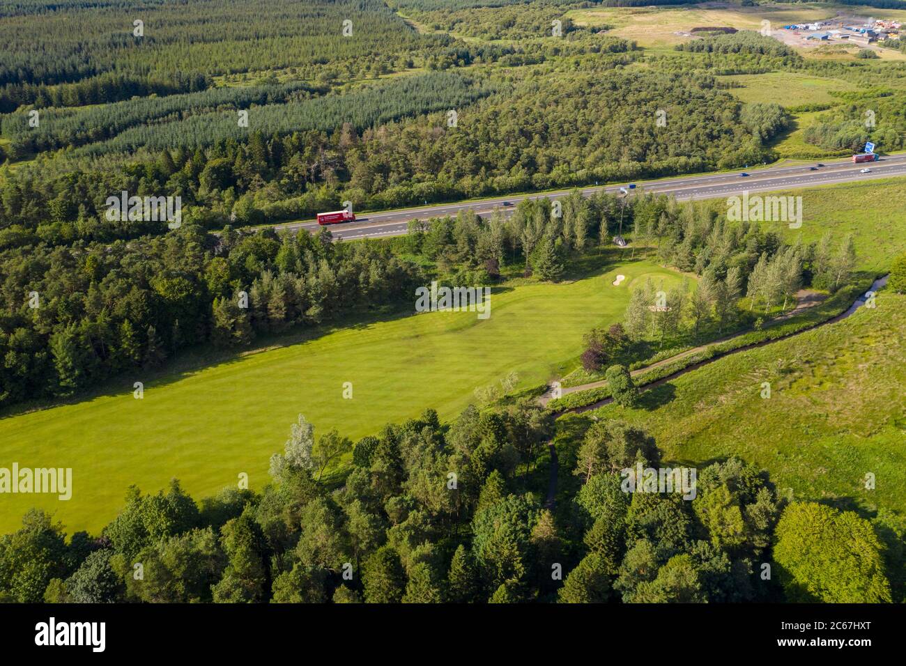 Luftaufnahme des Golfplatzes im Polkemmet Country Park, West Lothian, Schottland. Stockfoto